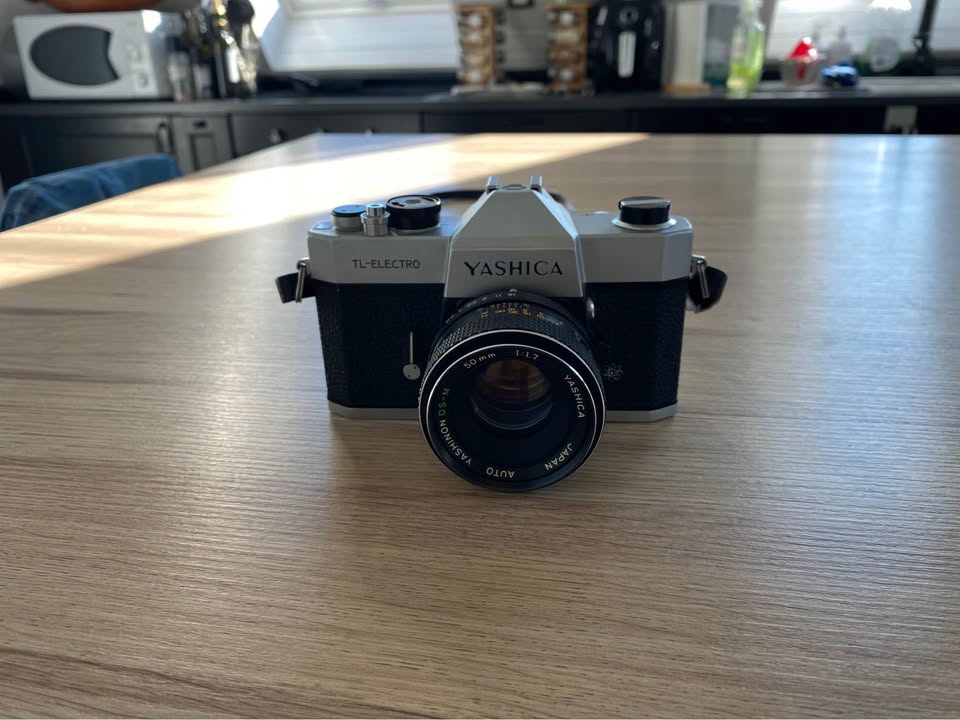 Appareil photo à pellicule Yashica + 50mm 1.7