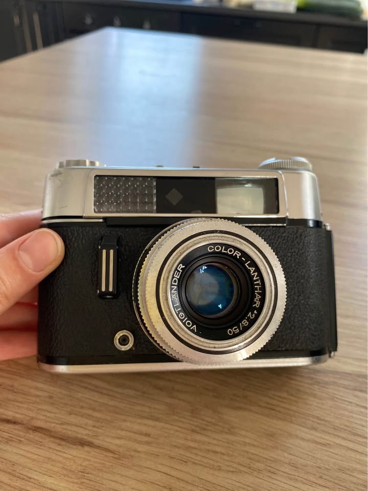 Appareil photo argentique Voigtländer avec objectif 50mm F2.8