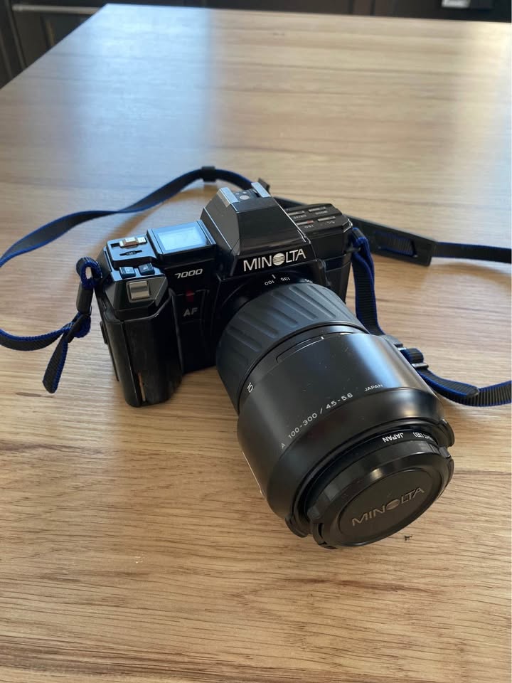Appareil photo numérique argentique Minolta AF 7000 avec objectif Minolta 100-300mm F4.5-5.6
