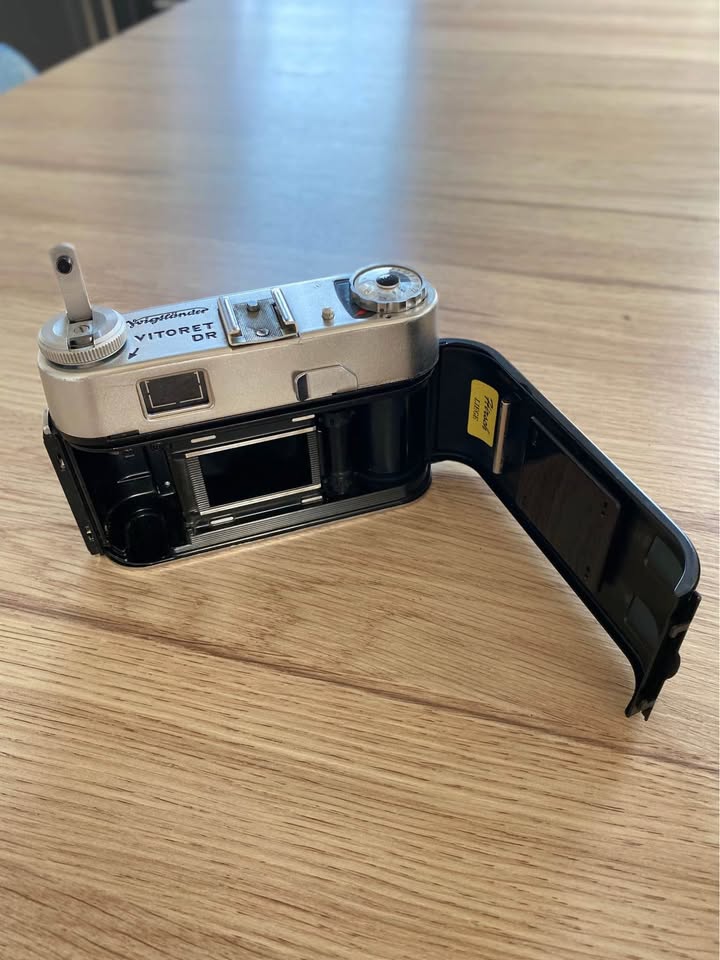 Appareil photo argentique Voigtländer avec objectif 50mm F2.8
